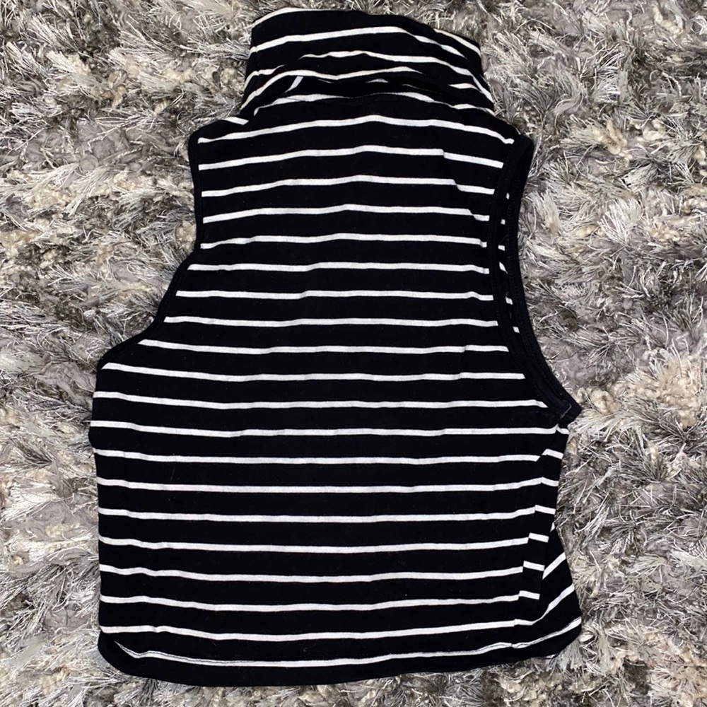 Crop top sleeveless turtle neck